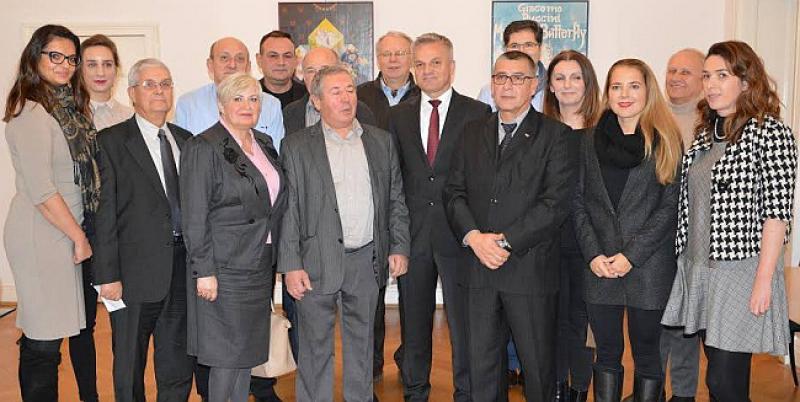 POVEZIVANJE HRVATSKE I ISELJENIŠTVA U Vukovaru se sastaju predstavnici Hrvata izvan RH, dolaze i premijer i predsjednica