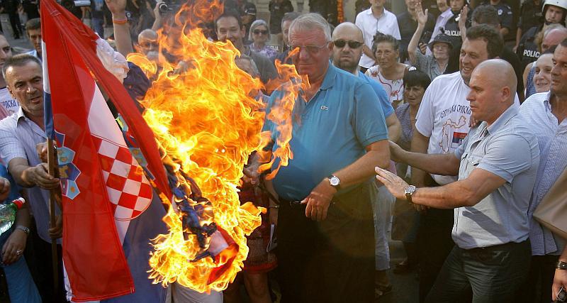 ZAPALILI HRVATSKU ZASTAVU Vukovarska policija uhitila trojicu hrvatskih državljana koji su u Srbiji oponašali Šešelja
