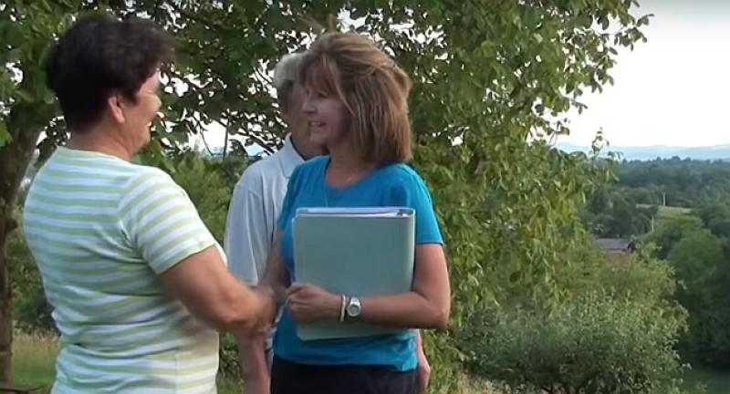 (VIDEO) GODINAMA TRAŽILA KORIJENE Pronašla ih u hrvatskom selu, pogledajte kako je izgledao emotivan susret s izgubljenom rodbinom