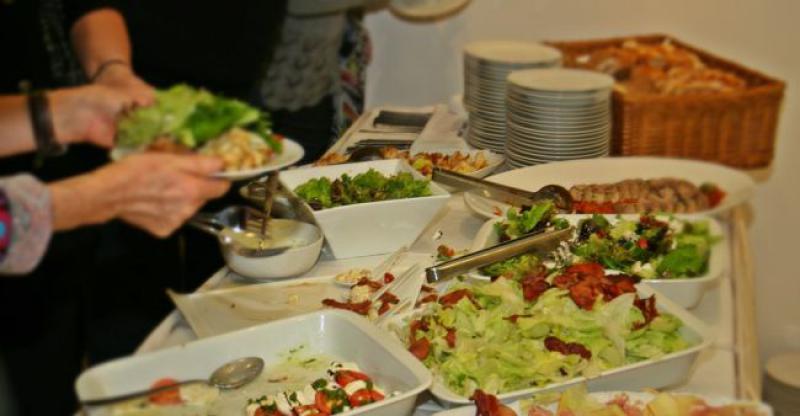 Mujo za švedskim stolom