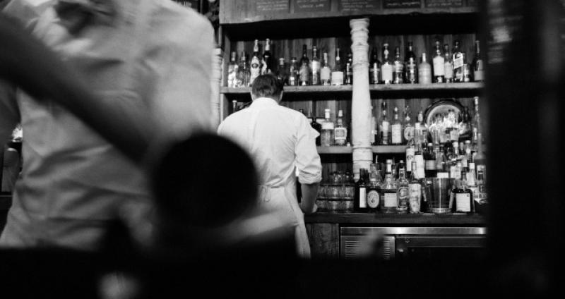 Ulazi pijanac u kafić i viče s vrata: Sretna Nova godina!