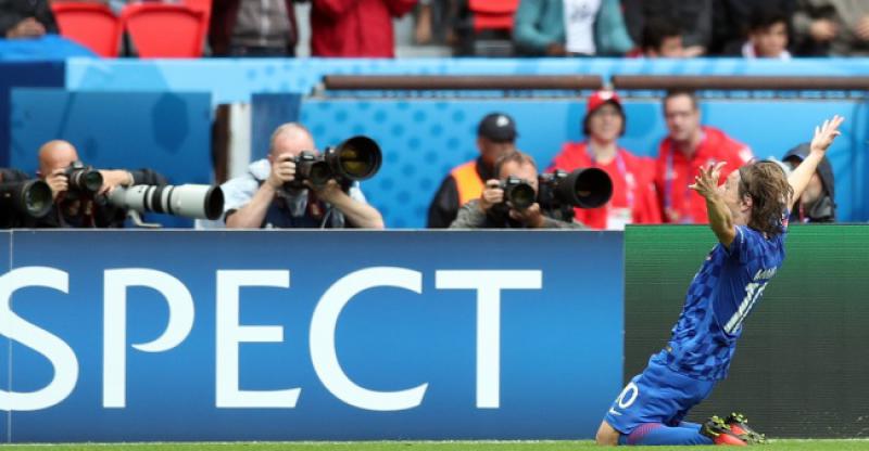 MODRIĆ U EKIPI SNOVA Prvi Hrvat u povijesti uvršten u UEFA-inu momčad godine