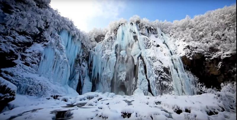 (VIDEO) ČAROBNO Plitvice se zimi pretvaraju u ledeno kraljevstvo