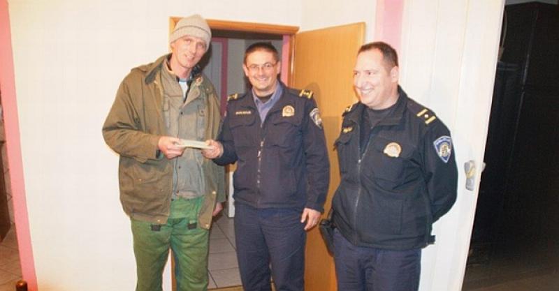 HUMANOST NA DJELU Obitelji s tek rođenim djetetom gorjela obiteljska kuća, policajci Hrvatske Kostajnice prikupili novac za pomoć