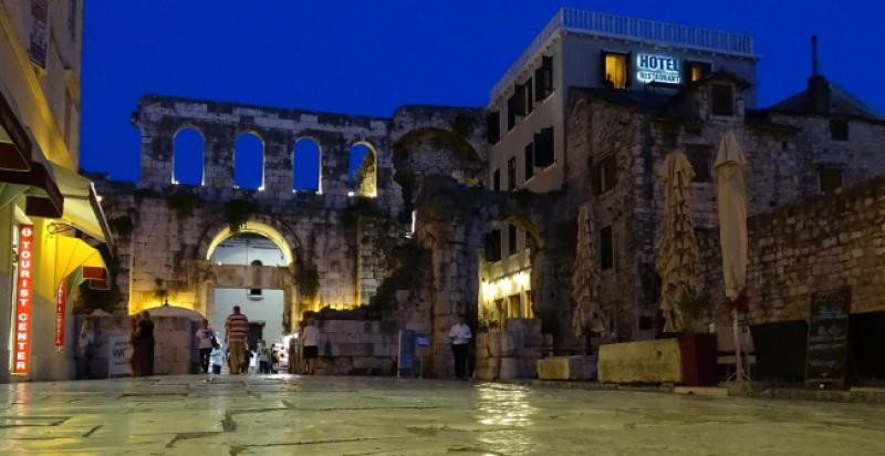 Došao Nijemac u hotel u Dalmaciji...