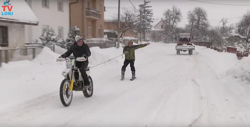 (VIDEO) TAKO SE ZABAVLJAJU LIČANI Motorom vukao prijatelja na skijama po snijegu