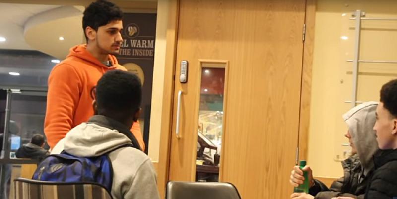 (VIDEO) 'GLADAN SAM' Molio je za hranu one koji imaju, a zatim beskućnika; ono što se dogodilo je  predivno (i užasno)