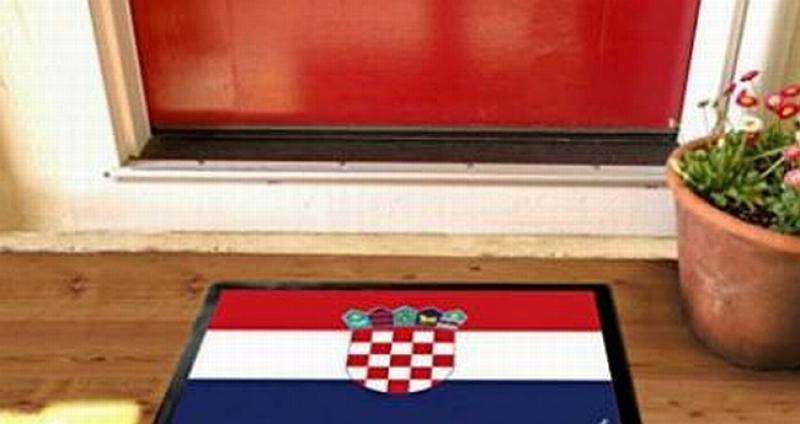 HRVATSKA ZASTAVA KAO OTIRAČ Peticiju za uklanjanje iz prodaje potpisalo 36.680 ljudi