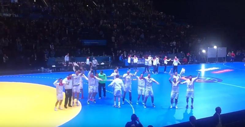 (VIDEO) BJEŽITE LJUDI, BJEŽITE IZ GRADA Proslavljena hrvatska sportašica s tribine snimila proslavu rukometaša i navijača