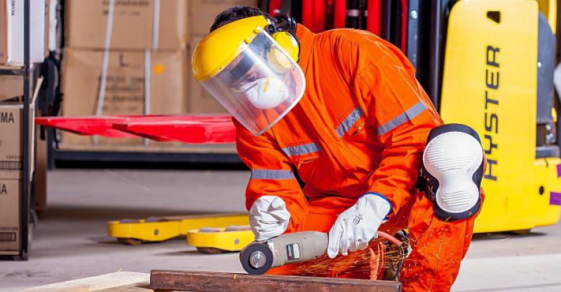 ZAŠTITITE SE ZNANJEM Ovo je brošura koju bi svi trebali pročitati prije nego počnu raditi u Njemačkoj