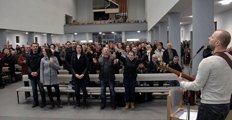 VIDEO, FOTO Pater Ike Mandurić i Alan Hržica na noge digli punu crkvu Hrvata Stuttgarta