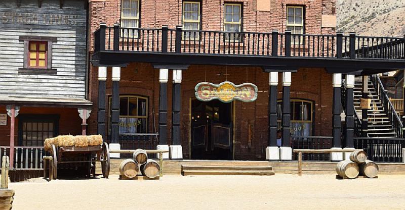 Uđe kauboj Mujo u salun i za šankom ugleda damu...