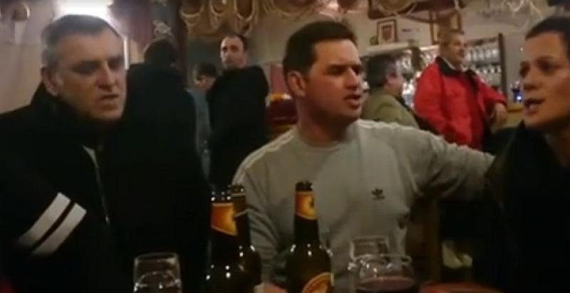 (VIDEO) ODUŠEVIT ĆE VAS Muško-ženska klapa oko stola zapjevala 'Cetinu'