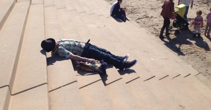 Šeta policajac ulicom i ugleda čovjeka kako na sve četiri ide kraj ceste...