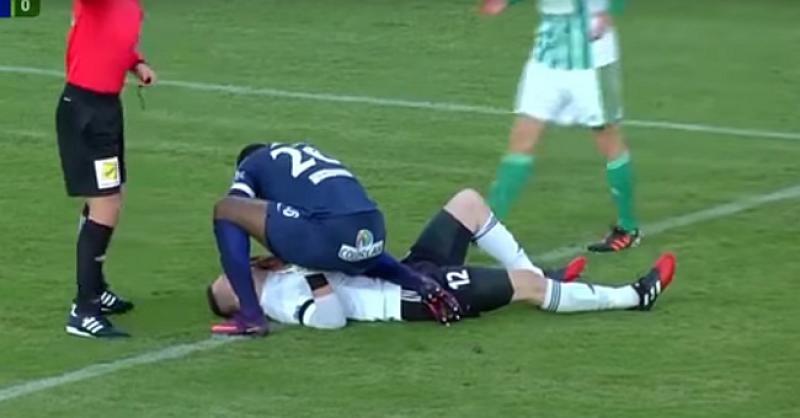 (VIDEO) TRENUTAK U KOJEM JE SPAŠEN ŽIVOT Igrač je primijetio da nešto nije u redu s vratarom i hitno reagirao