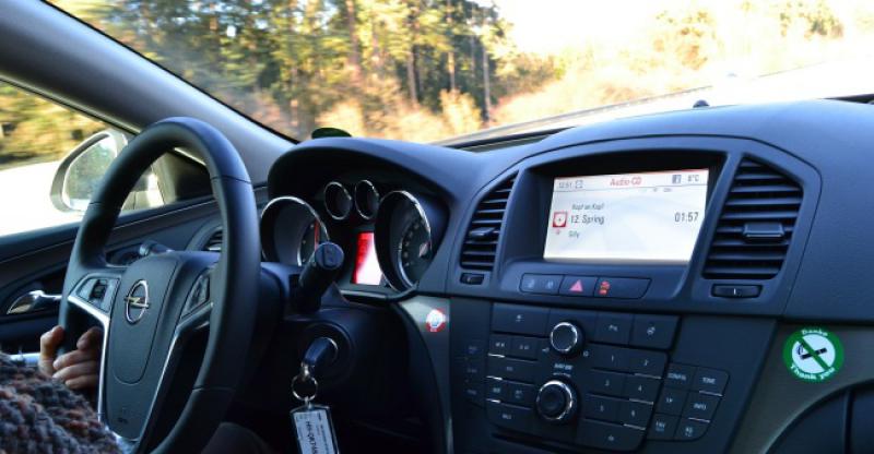 Vozi Mujo u autoškoli i uz škripu kočnica zaustavlja se na benzinskoj...