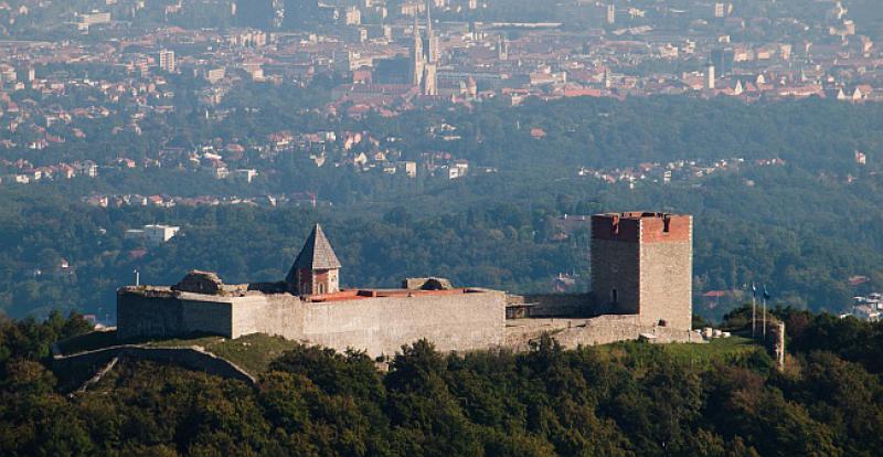 MEDVEDGRAD Srednjovjekovni grad kojeg su nakon 1590. posjećivali samo lovci na blago u potrazi za bogatstvima 'Crne kraljice'