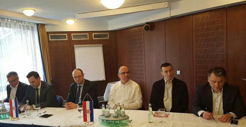 SASTANAK HDZ-A U BAD HOMBURGU Hrvatski sabor će razmatrati dopisno glasovanje, vojni rok za iseljenike, broj zastupnika iz iseljeništva...