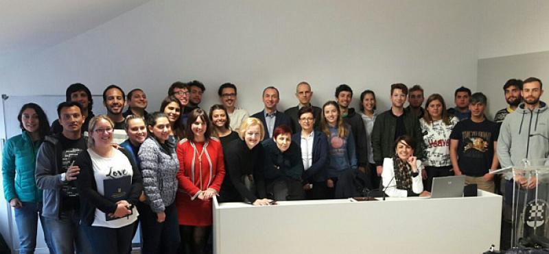 DOŠLI IZ JUŽNE AMERIKE UČITI HRVATSKI U Splitu potpisani ugovori o stipendiranju 18 potomaka hrvatskih iseljenika