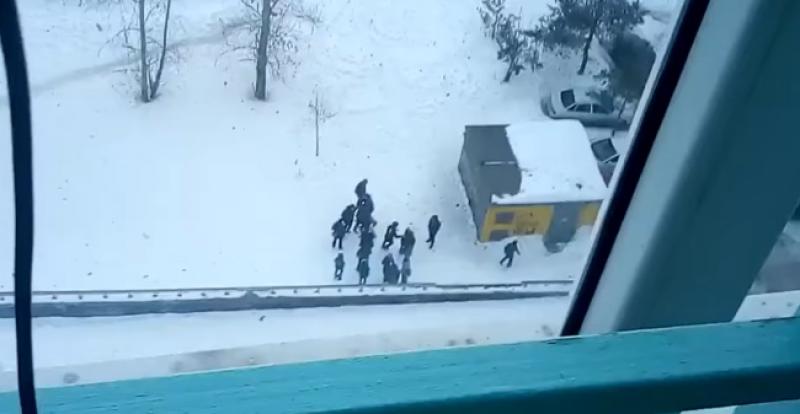 (VIDEO) KAKAV GENIJALAC Pogledajte kako je dosjetljivi Rus otjerao nasilnike