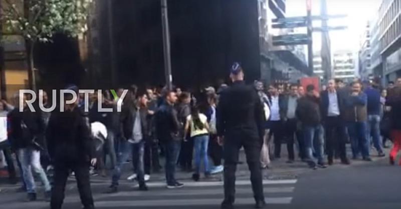 (VIDEO) TURSKI UNUTARNJI SUKOBI PRELILI SE U EU Masovna tučnjava u Bruxellesu, izbodena tri Kurda?
