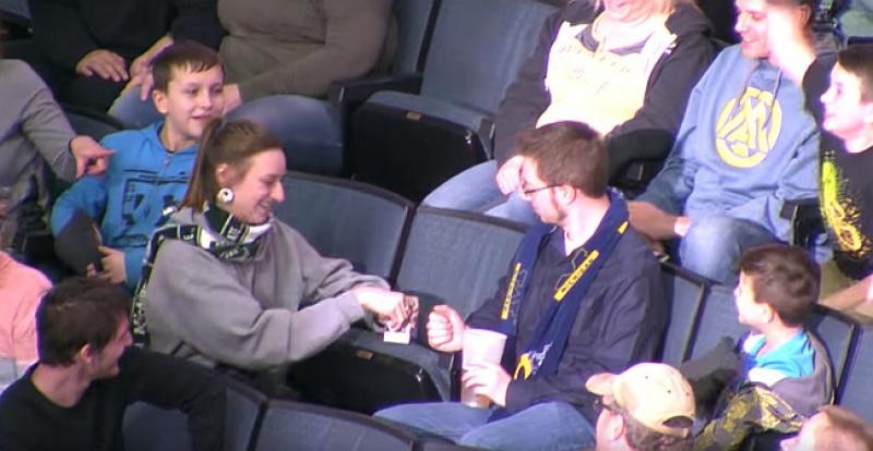 (VIDEO) OVO JOŠ NISTE VIDJELI Djevojka u prijenosu uživo klekla pred svog dečka, izvadila prsten i...