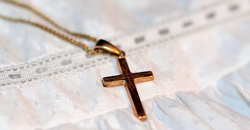 VJERSKA NEUTRALNOST U berlinskoj školi učiteljici zabranili nošenje lančića s križem