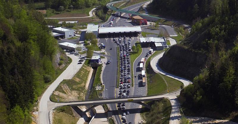 I DALJE ČEKANJA NA GRANICAMA Na Bregani se na izlaz čeka oko 45 minuta