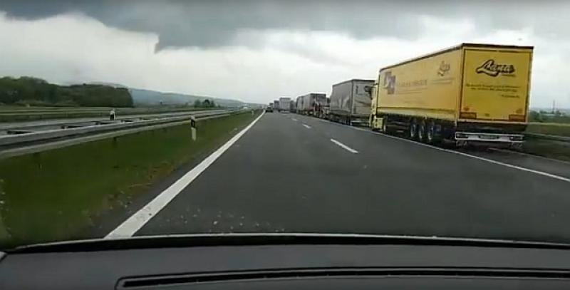(VIDEO) Čitatelj nam je poslao snimku nepreglednih kolona kamiona na hrvatsko-slovenskoj granici