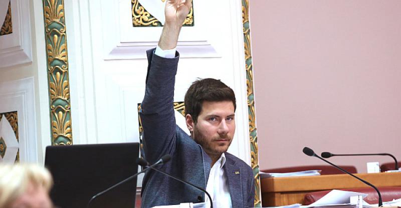 'DELOŽIRANA ZBOG 13 TISUĆA KUNA, A TODORIĆ ŽIVI U DVORCU' Pernar zaprijetio da će ga nositi s govornice