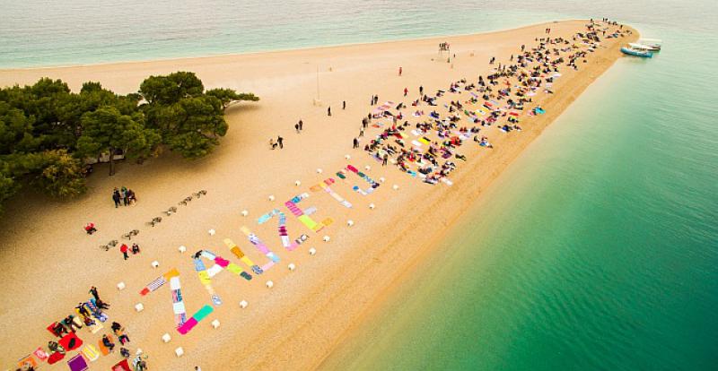 AKCIJA NA NAJLJEPŠOJ HRVATSKOJ PLAŽI Građani ručnicima ispisali poruku lokalnim političarima