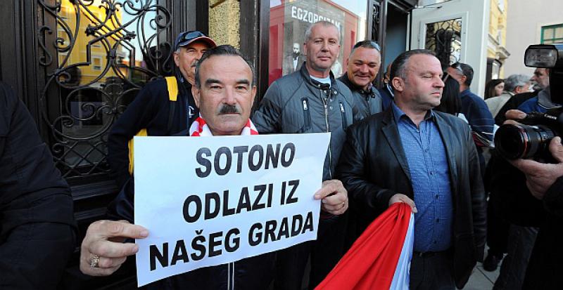 NAPETO U SPLITU Zbog kontroverzne predstave ušli u kazalište s transparentom i pjevali, policija podnijela optužne prijedloge