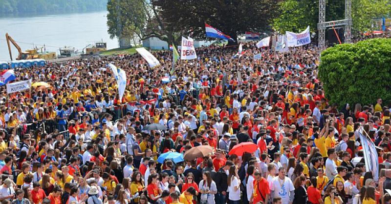 (VIDEO) Pogledajte cijelu snimku mise pred 30.000 mladih u Vukovaru na kojoj su se okupila i brojna djeca iseljenika