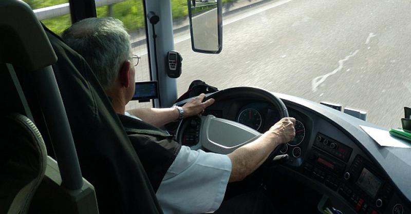 Prilazi Bračanin vozaču autobusa...