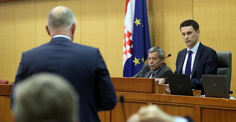 PETROV PODNIO OSTAVKU 'Zbog zaštite digniteta Sabora'