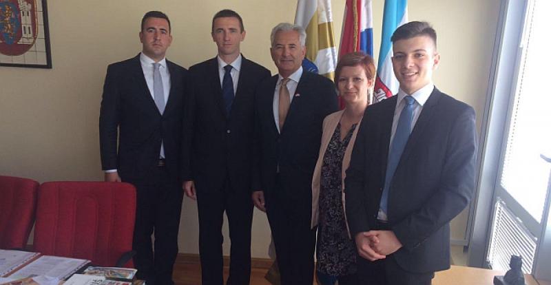 HDZ SJEVERNE RAJNE VESTFALIJE U VUKOVARU Penavi predali vrijednu donaciju za obnovu Vodotornja