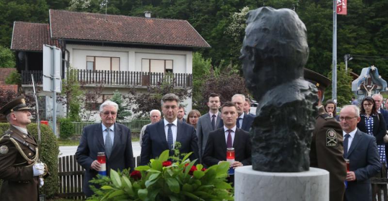 95 GODINA OD ROĐENJA FRANJE TUĐMANA Plenković zapalio svijeću u Velikom Trgovišću: ‘On je najveći čovjek hrvatske moderne povijesti’