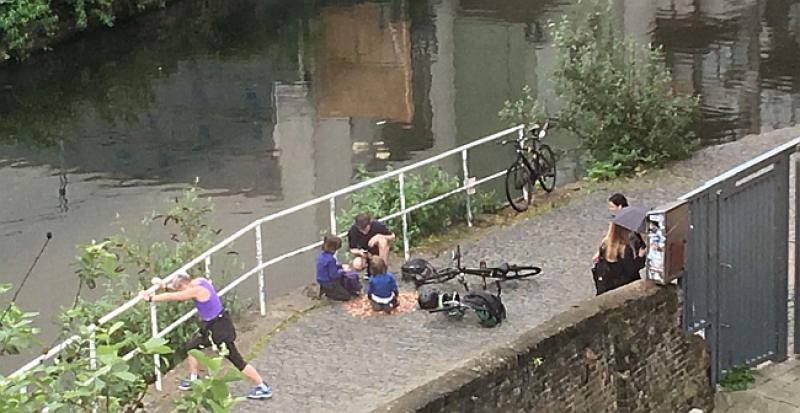 FOTO Hrvatica ostavila stotinu kilograma tešku gomilu novca na obali Temze - pogledajte kako su prolaznici reagirali