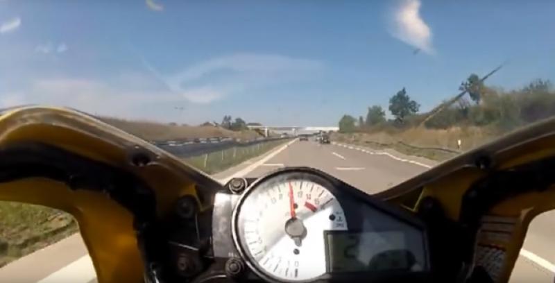 VIDEO Vozio je motor 240 km/h autocestom kad mu je auto oduzeo prednost, pogledajte njegovu reakciju
