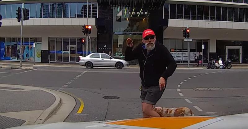 (VIDEO) ŠTO SE LJUTIŠ? Nervozni pješak gestikulirao vozaču pa dobio što je zaslužio