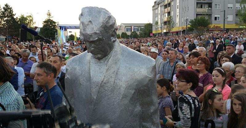 FOTO, VIDEO Tisuće stanovnika 'grada mladih ljudi' u kojem svi žele živjeti na otkrivanju kipa Franje Tuđmana