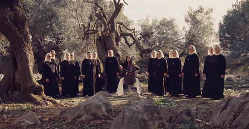 (VIDEO) ANA RUCNER OPET ODUŠEVLJAVA U krševitom okruženju tisućljetnih maslina s časnim sestrama zapjevala 'Slijedit ću ga'