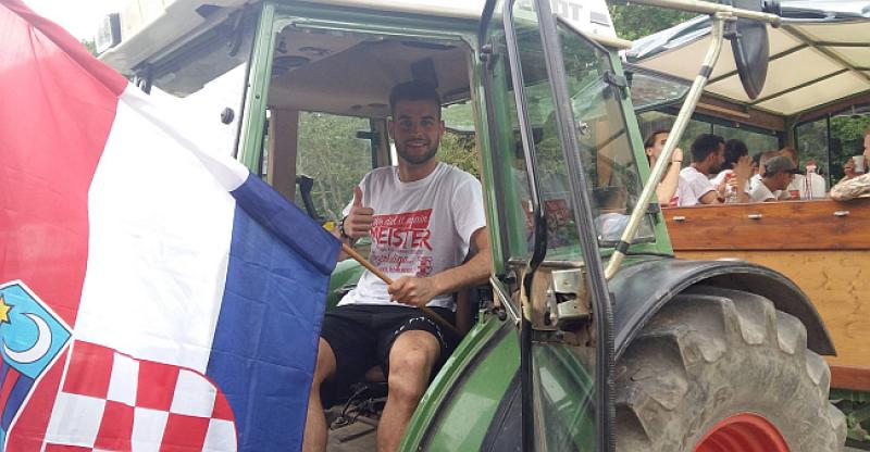 OVO MOGU SAMO HRVATI Naslov prvaka njemačke nogometne lige proslavili karuselom na traktoru kroz grad