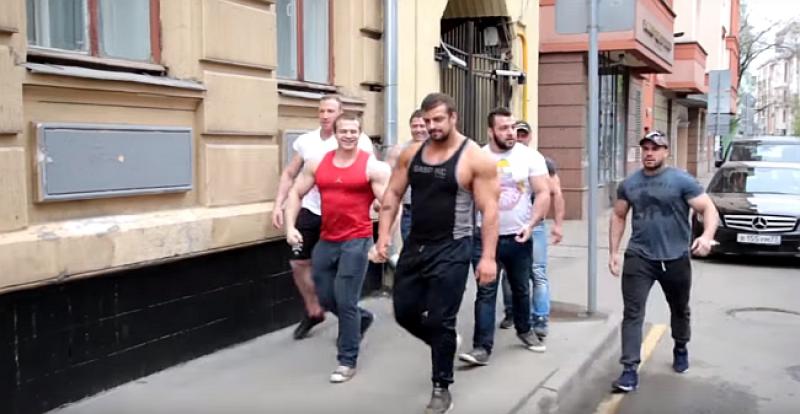 (VIDEO) PA SE TI PARKIRAJ NELEGALNO Osmorica ogromnih tipova radila policijski posao, pogledajte kako su vozači skupih automobila reagirali