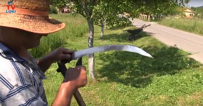 (VIDEO) ZABORAVLJENE VJEŠTINE Evo kako Ličanin i u 21. stoljeću kosi travu na način naših djedova