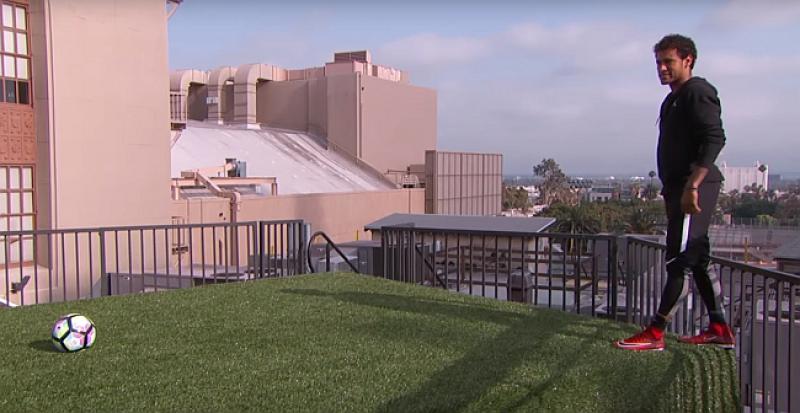 (VIDEO) NEYMAR ZABIO S KROVA ZGRADE Gostovao kod poznatog voditelja koji mu je dao zadatak od kojeg drhte noge