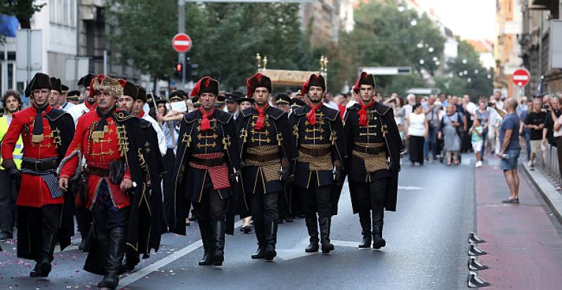 POČASNA SATNIJA KRAVAT PUKOVNIJE Na čelu tijelovske procesije u Zagrebu