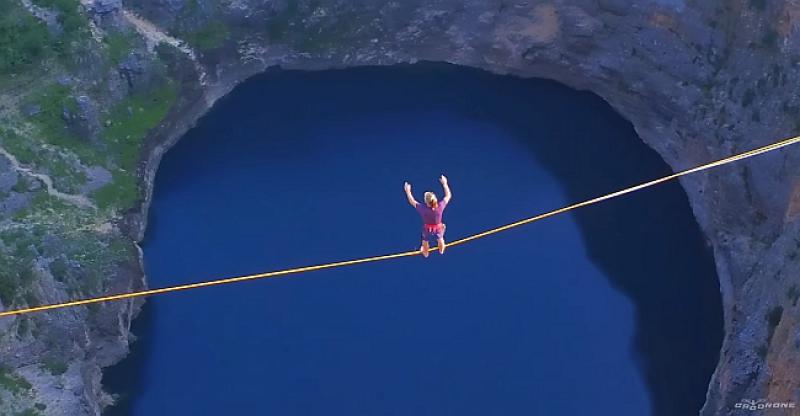 (VIDEO) DA SE SMRZNEŠ Hodali na užetu iznad ponora nad predivnim hrvatskim jezerom