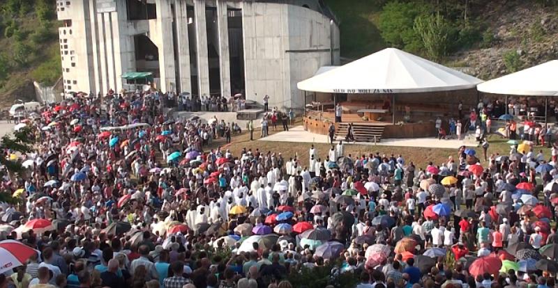 DESECI TISUĆA VJERNIKA U PODMILAČJU Proslavili sv. Ivu
