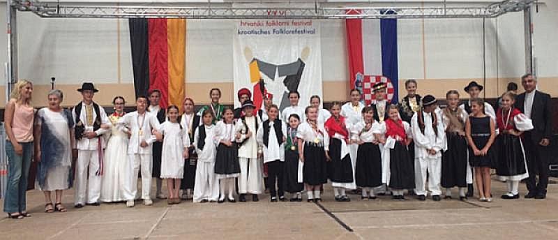 (FOTOGALERIJA) HEUSENSTAMM Održan 26. hrvatski folklorni festival